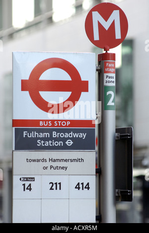 Bus Stop-Schild außerhalb Fulham Broadway im Stadtteil Hammersmith und Fulham in London. Stockfoto