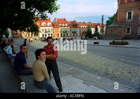 Menschen in den alten Marktplatz in Sandomierz, Polen Stockfoto