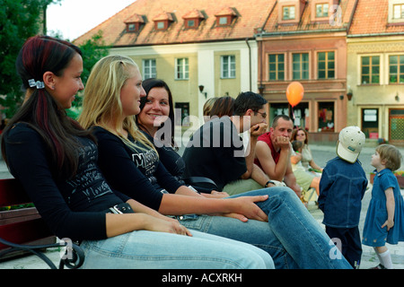 Leute sitzen auf den Bänken auf dem alten Marktplatz in Sandomierz, Polen Stockfoto