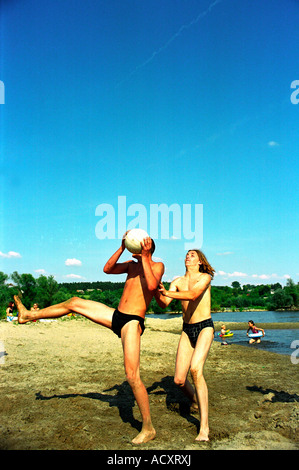 Junge Männer, Volleyball spielen, an einem Strand an der Weichsel, Polen Stockfoto
