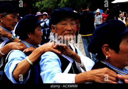 Eine Gruppe der Naxi Frauen tanzen in den Straßen von Lijiang. Stockfoto