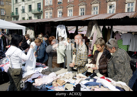 Bekleidungsmarkt am neuen Platz in Krakau / Polen Stockfoto