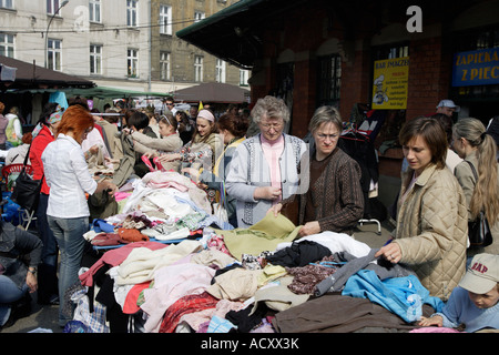 Bekleidungsmarkt am neuen Platz in Krakau / Polen Stockfoto