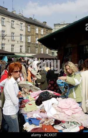 Bekleidungsmarkt am neuen Platz in Krakau / Polen Stockfoto