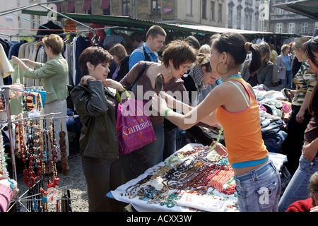 Bekleidungsmarkt am neuen Platz in Krakau / Polen Stockfoto