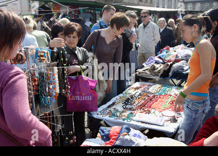 Bekleidungsmarkt am neuen Platz in Krakau / Polen Stockfoto