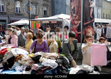 Bekleidungsmarkt am neuen Platz in Krakau / Polen Stockfoto