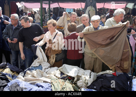 Bekleidungsmarkt am neuen Platz in Krakau / Polen Stockfoto