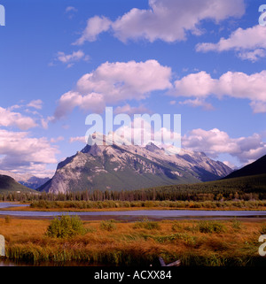 Mount Rundle und Vermilion Seen / Vermillion Seen, Banff Nationalpark, Alberta, Kanada - Kanadische Rockies, Herbst / Herbst Stockfoto