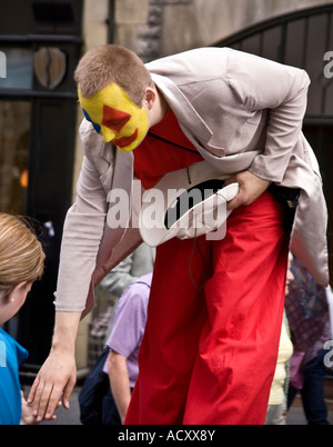 Entertainer auf Stelzen auf dem Edinburgh Festival Fringe Royal Mile, Schottland. Stockfoto