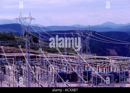 Hydro Stromleitungen und Station am WAC Bennett-Staudamm am Fluss Frieden im Norden von British Columbia Kanada Stockfoto