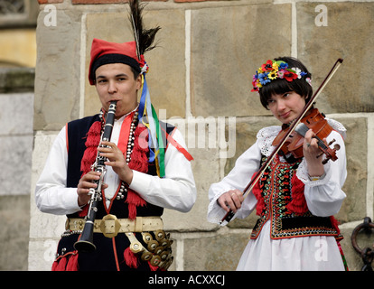 Folklore-Band spielt auf dem Hauptmarkt in Krakau, Polen Stockfoto