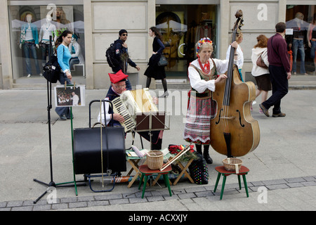 Alte Folklore Straßenmusikanten spielen in den Hauptmarkt, Krakau, Polen Stockfoto