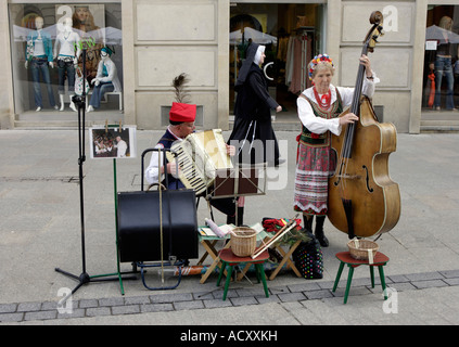 Alte Folklore Straßenmusikanten spielen in den Hauptmarkt, Krakau, Polen Stockfoto