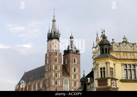 Der Marktplatz mit den Tuchhallen und St. Marien Basilika, Krakau, Polen Stockfoto