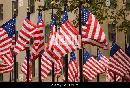 Eine Gruppe von amerikanischen Flaggen erscheinen am Rockefeller Center in New York City, New York Stockfoto