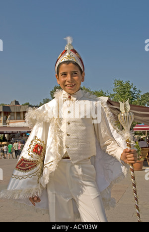 Pubertierenden muslimische Junge im traditionellen weißen satin Ornat vor dem Ritual der Beschneidung in der Nähe Istanbuls Eyüp Moschee Stockfoto