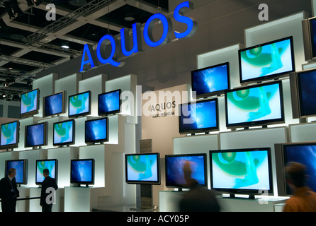 Internationals Radio- und Fernseh-Ausstellung 2006 - Aquos Flatscreen Monitore, Berlin, Deutschland Stockfoto