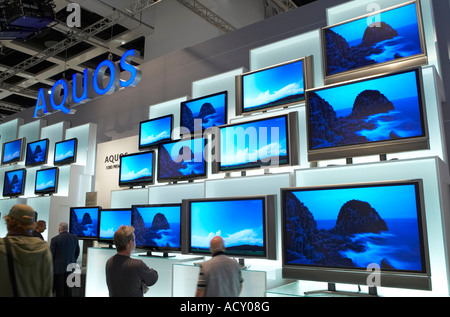 Internationals Radio- und Fernseh-Ausstellung 2006 - Aquos Flatscreen Monitore, Berlin, Deutschland Stockfoto