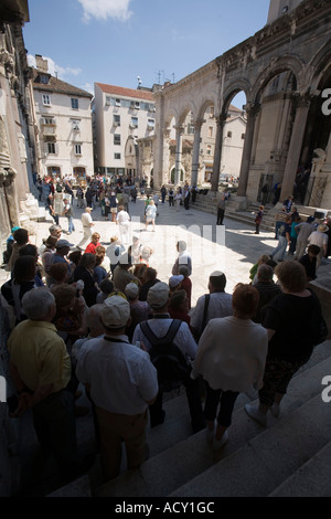 Touristen genießen Diolectian Mausoleum Palast in Split Kroatien Stockfoto