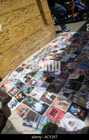 Raubkopien von Musik und Filmen für den Verkauf auf einer Straße in Cadiz, Spanien Stockfoto