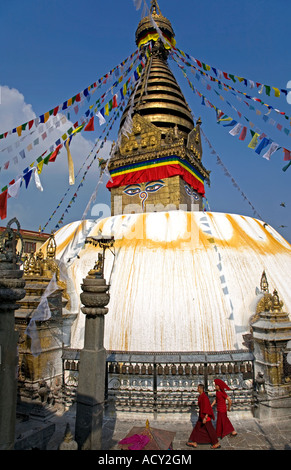 Tibetische Mönche umkreisen Swayambhunath Stupa.Kathmandu.Nepal Stockfoto