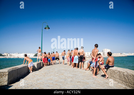 Fußgängerbrücke führt zum Schloss San Sebastian in Cadiz, Spanien Stockfoto