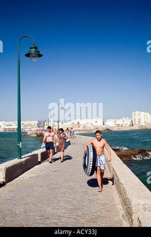 Fußgängerbrücke führt zum Schloss San Sebastian in Cadiz, Spanien Stockfoto