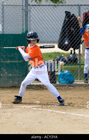 Wenig League Baseball-Spieler auf bat in einem Spiel gegen Morgan Hill, Kalifornien. Stockfoto