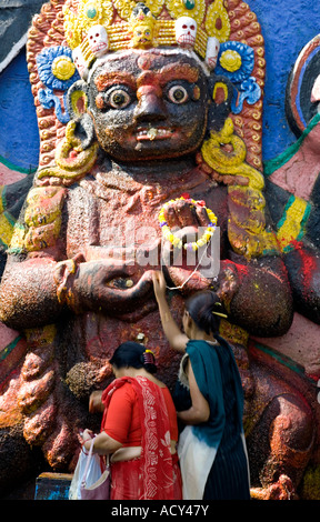 Frauen verehren Kala Bhairab.Durbar Square.Kathmandu.Nepal Stockfoto