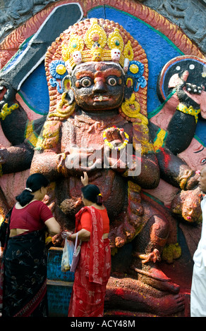 Frauen Kala Bhairab Gott anzubeten. Durbar Square.Kathmandu.Nepal Stockfoto