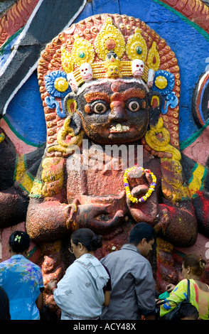 Die Menschen Sie verehren Gott Kala Bhairab. Durbar Square.Kathmandu.Nepal Stockfoto