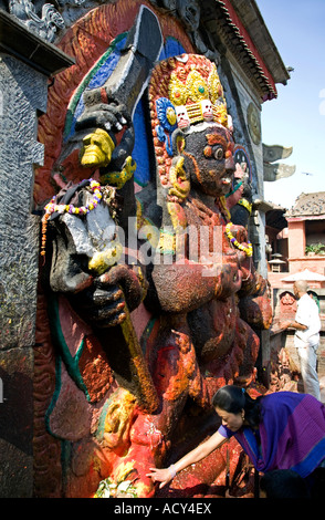 Frau eine Darbringung Kala Bhairab Gott. Durbar Square. Kathmandu. Nepal Stockfoto