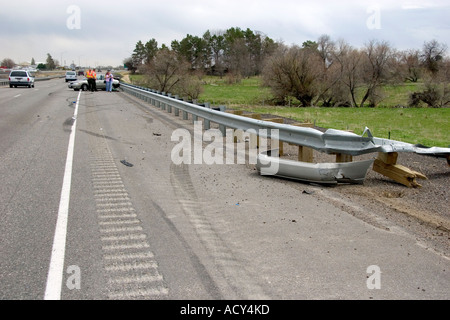 Automoblie Unfallstelle mit Bremsspuren auf der Autobahn in der Nähe von Jerome, Idaho. Stockfoto