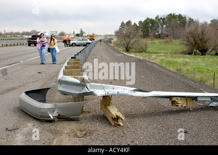 Automoblie Unfallstelle Bremsspuren und defekte Leitplanke auf der Autobahn in der Nähe von Jerome, Idaho. Stockfoto