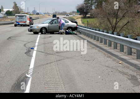 Automoblie Unfallstelle mit Bremsspuren auf der Autobahn in der Nähe von Jerome, Idaho. Stockfoto