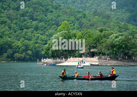 Buddhistische Mönche am Phewa Lake.On Hintergrund Varahi Temple.Pokhara.Nepal Stockfoto