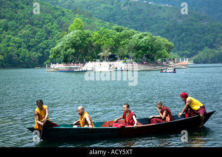 Buddhistische Mönche am Phewa Lake.On Hintergrund Varahi Temple.Pokhara.Nepal Stockfoto