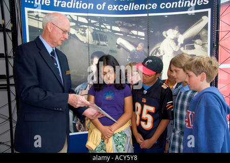 Volunteer mit Schüler der vierten Klasse bei der United States Air Force Museum in Dayton, Ohio Museum. Stockfoto