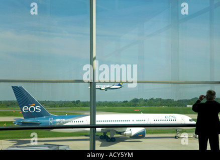 Man wartet am boarding-Gate. Der Flughafen Stansted. UK Stockfoto