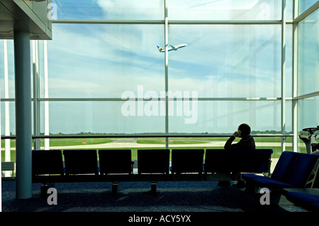 Man wartet am boarding-Gate. Der Flughafen Stansted. UK Stockfoto