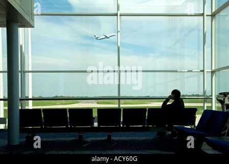 Man wartet am boarding-Gate. Der Flughafen Stansted. UK Stockfoto