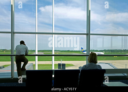 Wartenden am boarding-Gate. Der Flughafen Stansted. UK Stockfoto