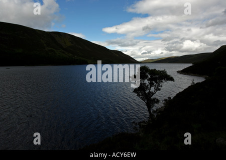 Loch Muick im Schatten des Berges Lochnagar, in der Nähe von Ballater im Royal Deeside, Aberdeenshire, Schottland, UK Stockfoto