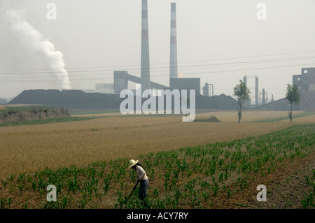 Ein Bauer arbeitet vor einer Coking-Fabrik in Xiaoyi Shanxi China 6. Juni 2007 Stockfoto