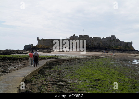 dh Elizabeth Castle ST HELIER JERSEY Touristen zu Fuß aufs Schloss auf Ebbe Damm Stockfoto