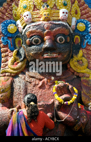 Frau eine Darbringung, Kala Bhairab.Durbar Square.Kathmandu.Nepal Stockfoto