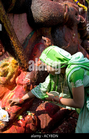 Frau eine Darbringung Kala Bhairab Gott. Durbar Square.Kathmandu.Nepal Stockfoto