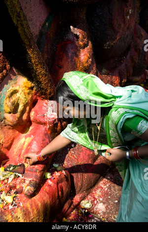 Frau eine Darbringung Kala Bhairab Gott. Durbar Square.Kathmandu.Nepal Stockfoto