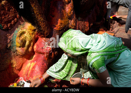 Frau eine Darbringung Kala Bhairab Gott. Durbar Square. Kathmandu. Nepal Stockfoto